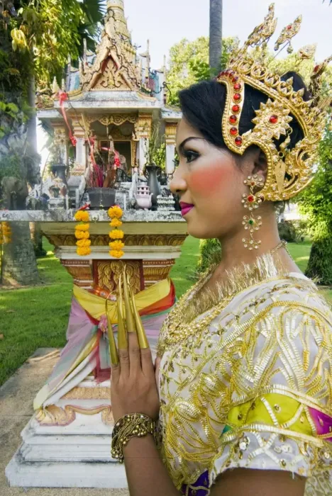 Framed Print : Girl in traditional Thai clothes