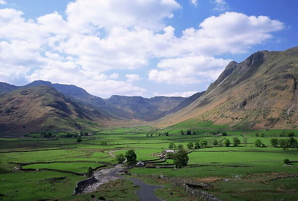 Glacial valley, Mickleden and Langdale Pikes on the right, Langdale Pikes