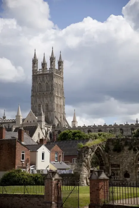 Framed Print : Gloucester Cathedral Tower and ruins of Bishops Palace, Gloucester