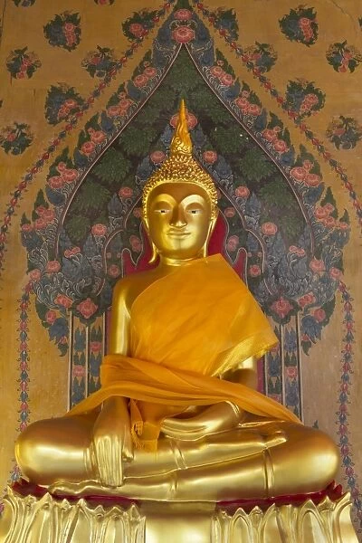 Gold Buddha statue in Wat Arun (The Temple of Dawn), Bangkok, Thailand, Southeast Asia, Asia