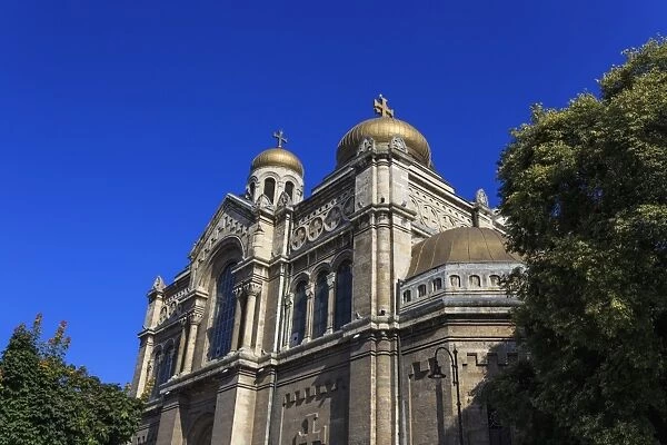Gold onion domes, Cathedral of the Assumption of the Virgin, Varna, Black Sea Coast, Bulgaria, Europe
