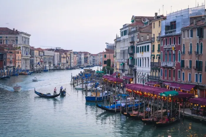 Framed Print : A gondola crossing the Grand Canal, Venice, UNESCO World Heritage Site, Veneto, Italy, Europe Framed Print : A gondola crossing the Grand Canal, Venice, UNESCO World Heritage Site, Veneto, Italy, Europe