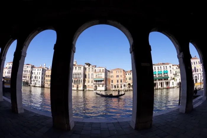 Framed Print : Gondola and gondolier taken through arches of the Rialto Market area, San Polo Framed Print : Gondola and gondolier taken through arches of the Rialto Market area, San Polo