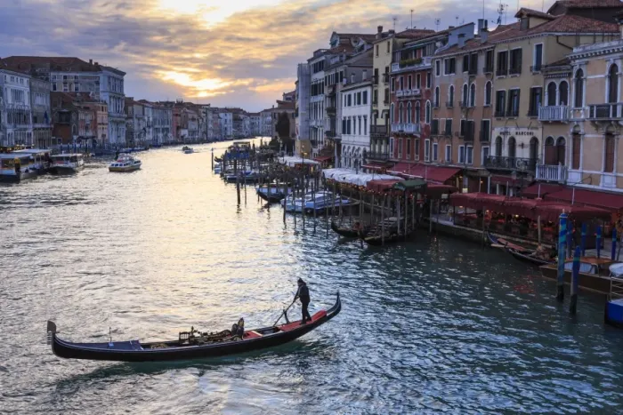 Framed Print : Gondola on the Grand Canal at sunset in winter, from Rialto Bridge, Venice, UNESCO Framed Print : Gondola on the Grand Canal at sunset in winter, from Rialto Bridge, Venice, UNESCO