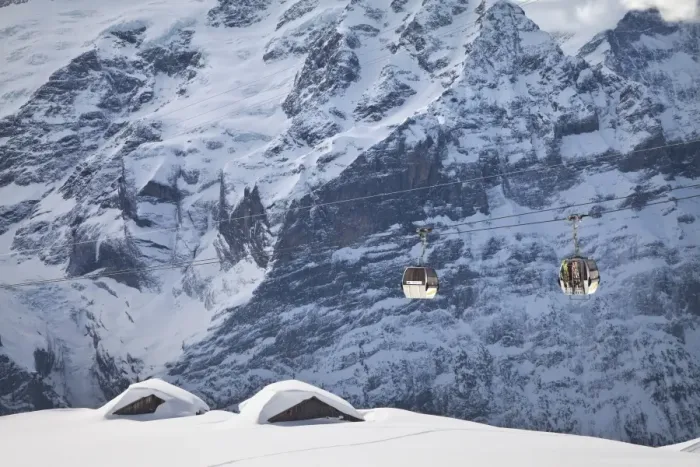 Framed Print : Gondola ski lift passing in front of the Wetterhorn mountain, Grindelwald
