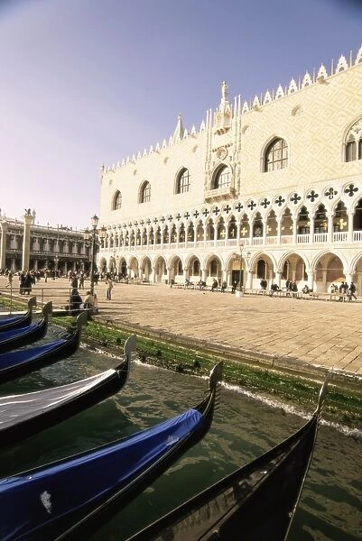 Gondolas in front of the Palazzo Ducale (Doges [palace)
