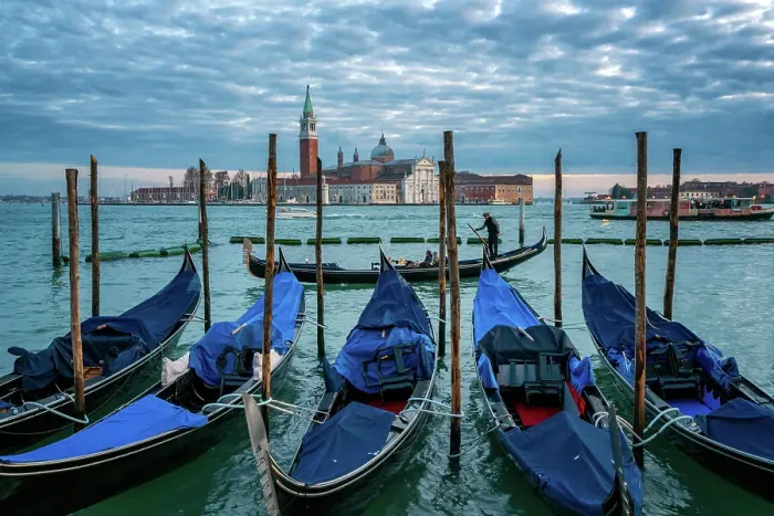 Framed Print : Gondolier paddling a gondola with San Giorgio Maggiore island and Basilica in the background at sunset, Venice, UNESCO World Heritage Site, Veneto, Italy, Europe Framed Print : Gondolier paddling a gondola with San Giorgio Maggiore island and Basilica in the background at sunset, Venice, UNESCO World Heritage Site, Veneto, Italy, Europe