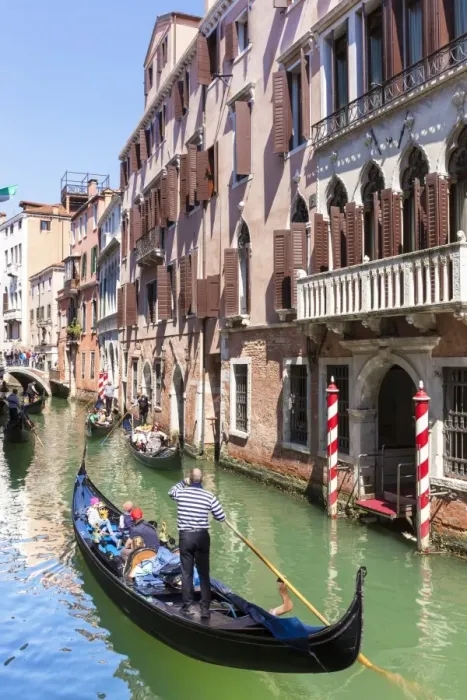 Framed Print : Gondolier, rowing a gondola, with tourists, along canal, in front of a palazzo, Venice Framed Print : Gondolier, rowing a gondola, with tourists, along canal, in front of a palazzo, Venice