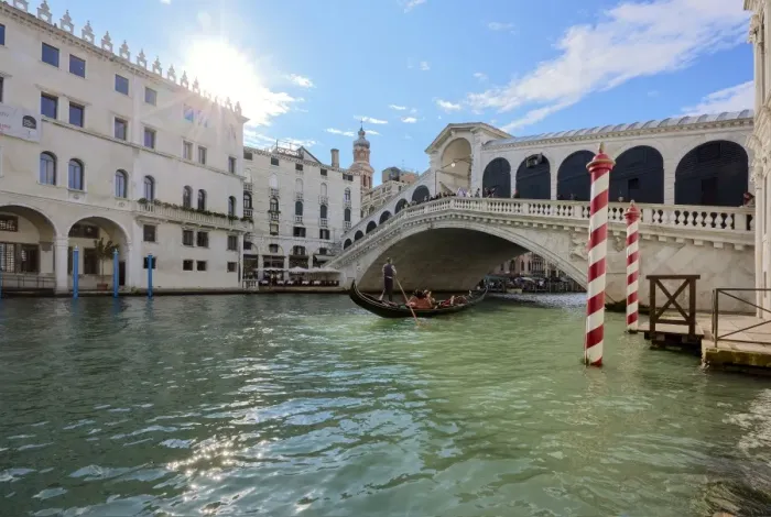 Framed Print : A gondolier rowing under Rialto Bridge in Venice, UNESCO World Heritage Site, Veneto Framed Print : A gondolier rowing under Rialto Bridge in Venice, UNESCO World Heritage Site, Veneto