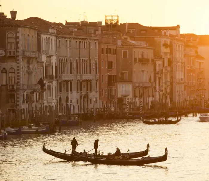 Framed Print : Two gondoliers in silhouette at sunset on the Grand Canal, from Rialto Bridge, Venice Framed Print : Two gondoliers in silhouette at sunset on the Grand Canal, from Rialto Bridge, Venice