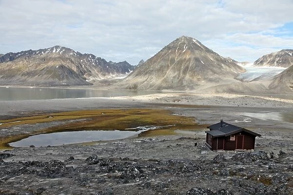 Governors cabin at Trinityhamn, Magdalenefjord, Svalbard, Norway, Scandinavia, Europe