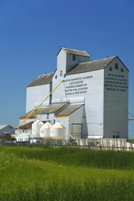 Framed Print : Grain elevator in Saint Agathe, Winnipeg Region, Manitoba, Canada, North America Framed Print : Grain elevator in Saint Agathe, Winnipeg Region, Manitoba, Canada, North America