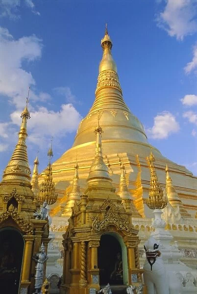 The great golden stupa, Shwedagon Paya (Shwe Dagon Pagoda), Yangon (Rangoon)