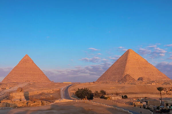 The Great Sphinx of Giza and The Pyramid of Khafre and Great Pyramid, UNESCO World Heritage Site, Giza, Egypt, North Africa, Africa