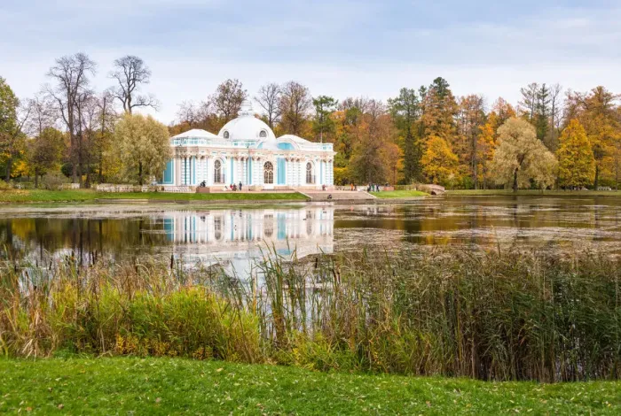 Framed Print : Grotto Pavilion reflected in the Great Pond, Catherine Park, Pushkin (Tsarskoye Selo)