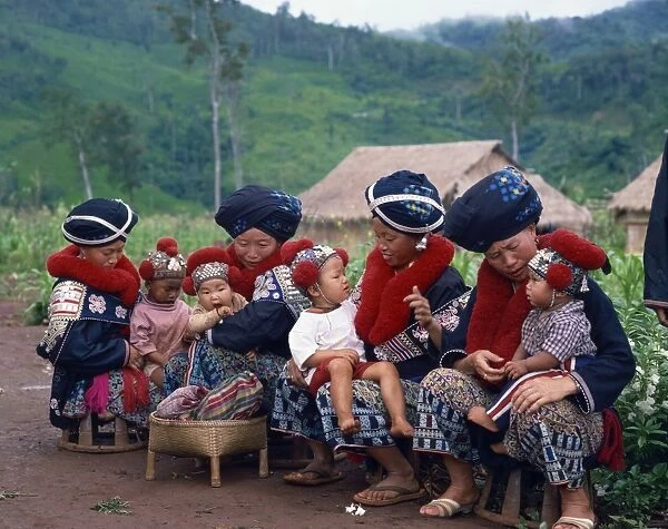 Group of Yao women and children
