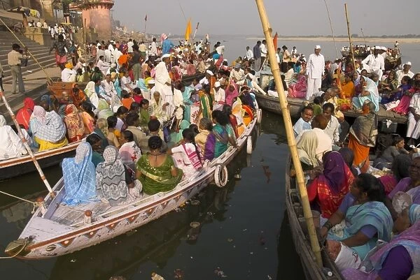 Groups of pilgrims in small boats on their way to a
