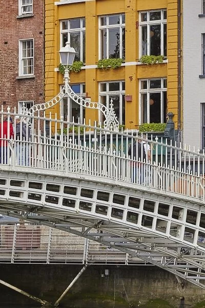 Ha penny Bridge across the River Liffey, Dublin, Republic of Ireland, Europe