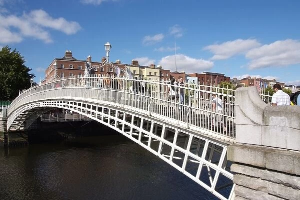 Halfpenny Bridge over River Liffey, Dublin, Republic of Ireland, Europe