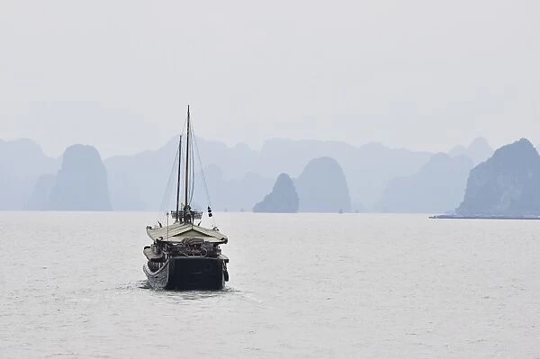 Halong Bay, UNESCO World Heritage Site, Vietnam, Indochina, Southeast Asia, Asia