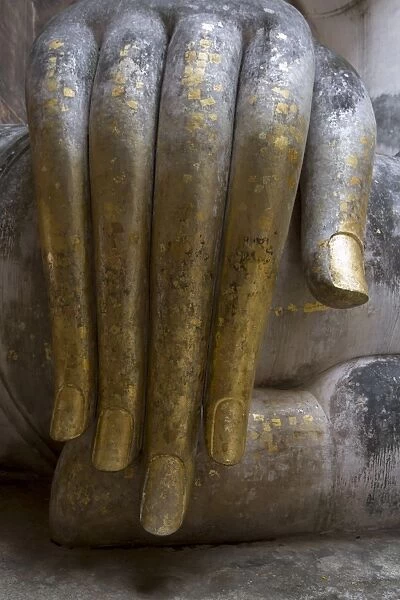 Hand of the Phra Achana Buddha figure, covered in gold leaf, Wat Si Chum (Temple of the Bodhi Tree)