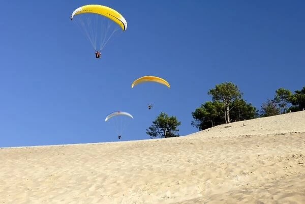 Hang gliders over Dune du Pyla, Bay of Arcachon, Cote d Argent, Gironde