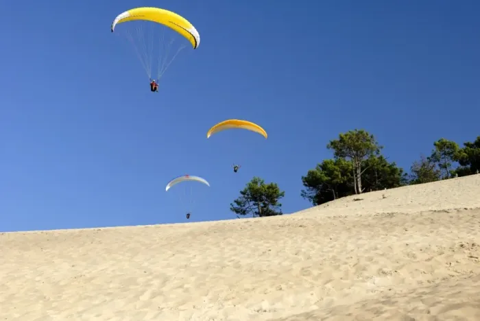 Framed Print : Hang gliders over Dune du Pyla, Bay of Arcachon, Cote d Argent, Gironde Framed Print : Hang gliders over Dune du Pyla, Bay of Arcachon, Cote d Argent, Gironde