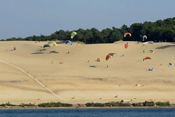 Hang gliders over the Dune du Pyla, the largest dune in Europe, Bay of Arcachon