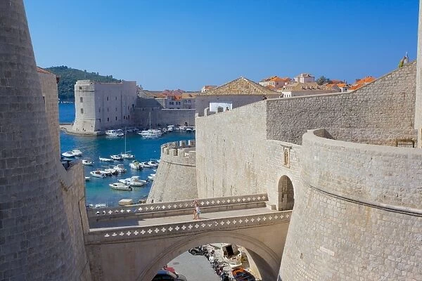 Harbour and Old Town walls, UNESCO World Heritage Site, Dubrovnik, Dalmatia, Croatia, Europe