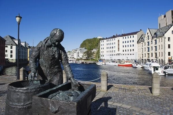 Harbour statue, Alesund, Western Fjords, Norway, Scandinavia, Europe