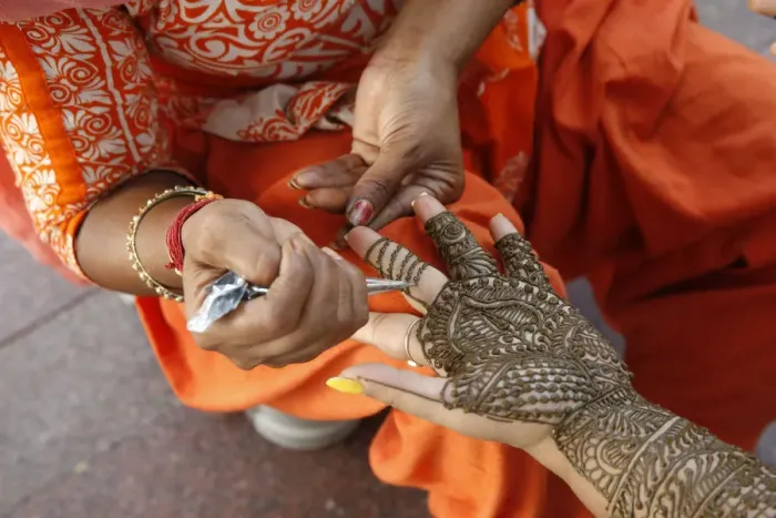 Framed Print : Henna tattooing in Delhi, India, Asia Framed Print : Henna tattooing in Delhi, India, Asia