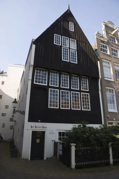 Framed Print : Het Houten Huis, the oldest house in Amsterdam, Begijnhof, a beautiful square of 17th Framed Print : Het Houten Huis, the oldest house in Amsterdam, Begijnhof, a beautiful square of 17th