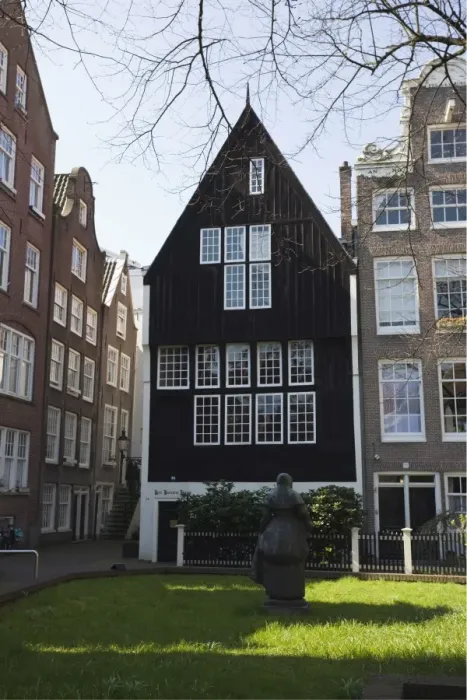 Framed Print : Het Houten Huis, the oldest house in Amsterdam, Begijnhof, a beautiful square of 17th Framed Print : Het Houten Huis, the oldest house in Amsterdam, Begijnhof, a beautiful square of 17th