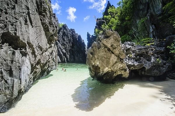 Hidden bay with crystal clear water in the Bacuit archipelago, Palawan, Philippines, Southeast Asia, Asia
