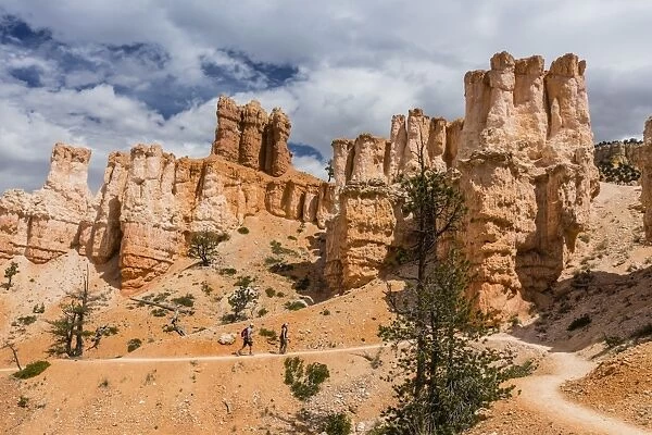 Hikers amongst hoodoo formations on the Fairyland Trail in Bryce Canyon National Park