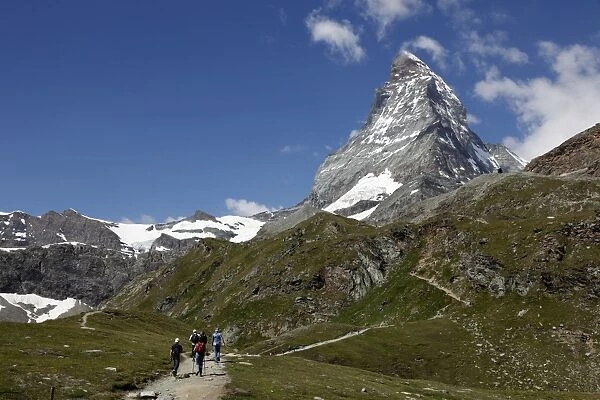 Hikers below the Matterhorn, Zermatt, Valais, Swiss Alps, Switzerland, Europe