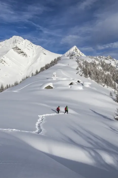 Framed Print : Hikers trying to approach the little village at the Scima Alp covered in snow, Valchiavenna, Lombardy, Italy, Europe Framed Print : Hikers trying to approach the little village at the Scima Alp covered in snow, Valchiavenna, Lombardy, Italy, Europe