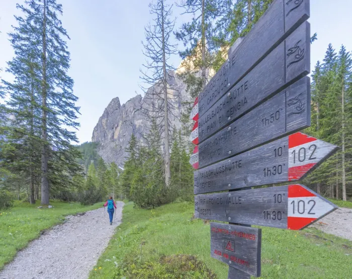Framed Print : Hiking signage along footpath to Rifugio Zsigmondy Comici hut, Val Fiscalina Framed Print : Hiking signage along footpath to Rifugio Zsigmondy Comici hut, Val Fiscalina
