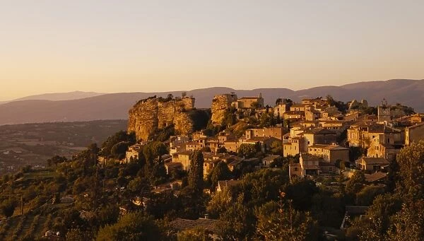 The hill top village of Saignon at sunset, Provence, France, Europe