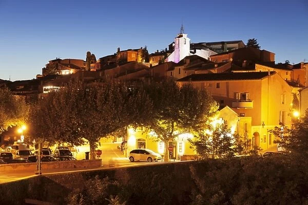 Hilltop village of Roussillon, rocks of ochre, Provence, Provence-Alpes-Cote d Azur