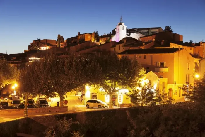 Framed Print : Hilltop village of Roussillon, rocks of ochre, Provence, Provence-Alpes-Cote d Azur