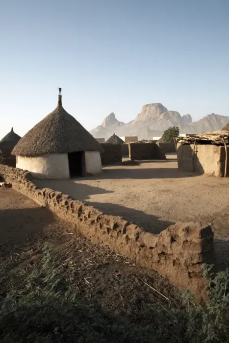 Framed Print : Homes lie in the shadow of Taka Mountain in the town of Kassala Framed Print : Homes lie in the shadow of Taka Mountain in the town of Kassala