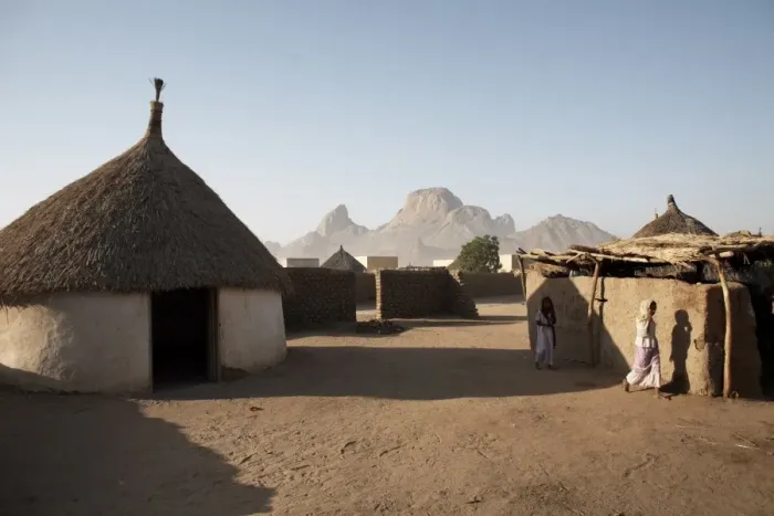Framed Print : Homes lie in the shadow of Taka Mountain in the town of Kassala Framed Print : Homes lie in the shadow of Taka Mountain in the town of Kassala