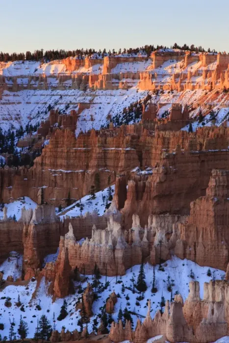 Framed Print : Hoodoos, rim and snow lit by dawn light in winter, Queens Garden Trail at Sunrise Point, Bryce Canyon National Park, Utah, United States of America, North America Framed Print : Hoodoos, rim and snow lit by dawn light in winter, Queens Garden Trail at Sunrise Point, Bryce Canyon National Park, Utah, United States of America, North America