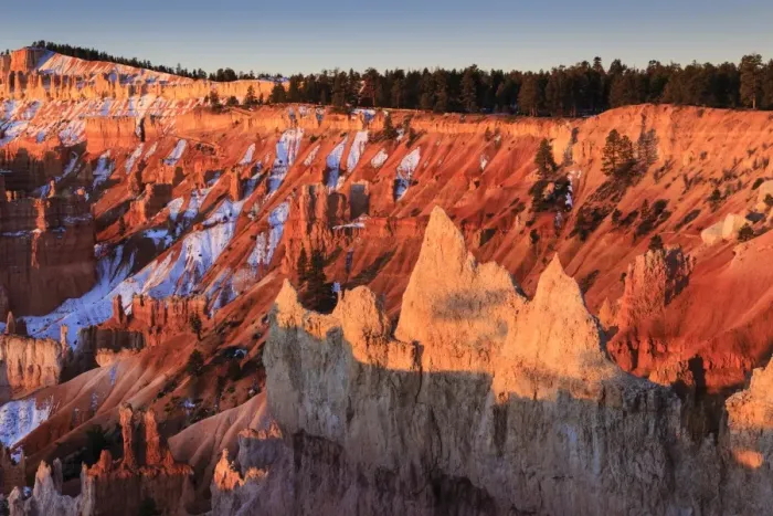 Framed Print : Hoodoos, rim and snow lit by strong dawn light, Queens Garden Trail at Sunrise Point, Bryce Canyon National Park, Utah, United States of America, North America Framed Print : Hoodoos, rim and snow lit by strong dawn light, Queens Garden Trail at Sunrise Point, Bryce Canyon National Park, Utah, United States of America, North America