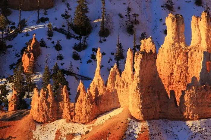 Framed Print : Hoodoos and snow lit by strong dawn light in winter, Queens Garden Trail at Sunrise Point, Bryce Canyon National Park, Utah, United States of America, North America Framed Print : Hoodoos and snow lit by strong dawn light in winter, Queens Garden Trail at Sunrise Point, Bryce Canyon National Park, Utah, United States of America, North America