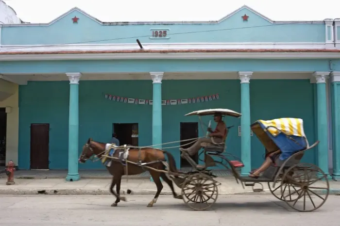 Framed Print : Horse and buggy taxi, Ciego de Cvila, Cuba, West Indies, Central America Framed Print : Horse and buggy taxi, Ciego de Cvila, Cuba, West Indies, Central America