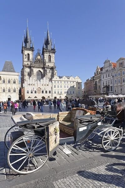 Horse carriage at the Old Town Square (Staromestske namesti) with Tyn Cathedral (Church of Our Lady Before Tyn), Prague, Bohemia, Czech Republic, Europe
