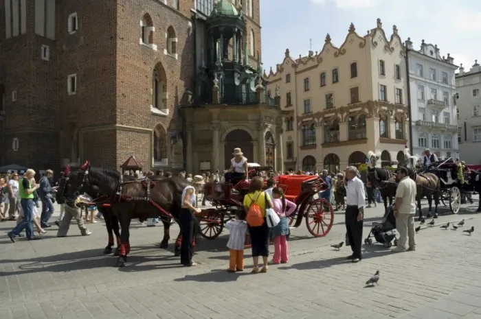 Framed Print : Horse and carriages in Main Market Square (Rynek Glowny) Framed Print : Horse and carriages in Main Market Square (Rynek Glowny)