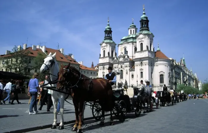 Framed Print : Horse drawn carriage at Old Town Square and St. Nicholas church, Stare Mesto